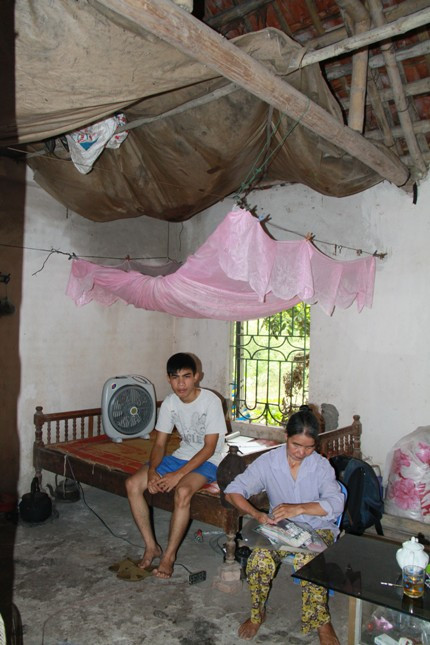 Vì không có tiền sửa chữa nên hai mẹ con Đích đành phải dùng tạm nilon để che những vết dột trên trần nhà Vì không có tiền sửa chữa nên hai mẹ con Đích đành phải dùng tạm nilon để che những vết dột trên trần nhà