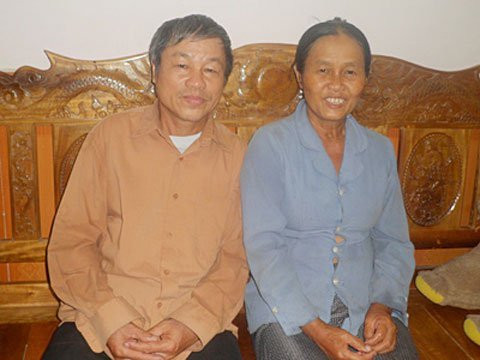 Với ông Hương bà Thu: “Nhặt rác cũng là một nghề kiếm sống chân chính còn góp phần giữ gìn môi trường sạch đẹp” Với ông Hương bà Thu: “Nhặt rác cũng là một nghề kiếm sống chân chính còn góp phần giữ gìn môi trường sạch đẹp”