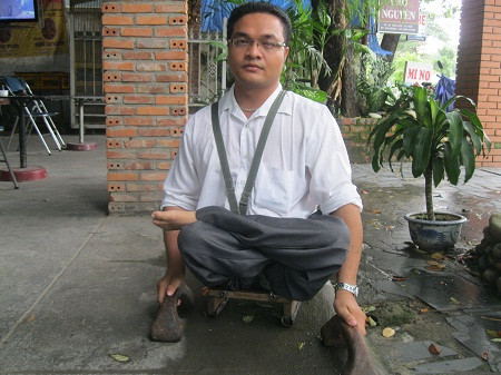 Long luôn quyết tâm thực hiện ước mơ của mình dù chỉ có bằng đôi bàn tay Long luôn quyết tâm thực hiện ước mơ của mình dù chỉ có bằng đôi bàn tay