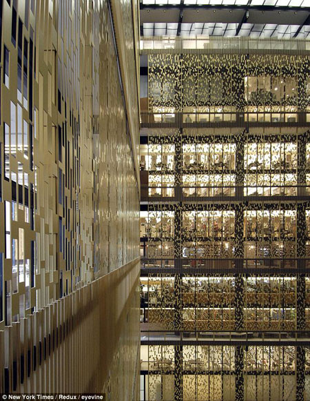 Ban công của cả khối nhà thư viện được giăng rào chắn