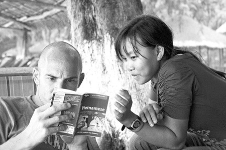 Nhiều người nước ngoài thích thú khi sử dụng tiếng Việt. Ảnh minh họa. Nhiều người nước ngoài thích thú khi sử dụng tiếng Việt. Ảnh minh họa.