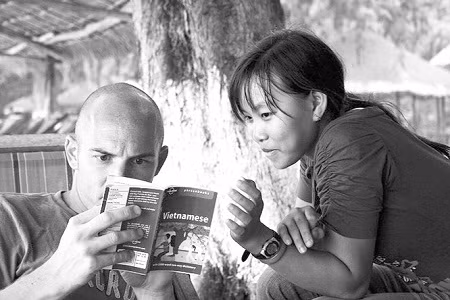 Nhiều người nước ngoài thích thú khi sử dụng tiếng Việt. Ảnh minh họa.