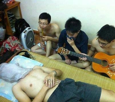 Cùng đóng giả cảnh bạn chết để khóc, đàn tấu, bức ảnh cũng gây được tiếng cười lớn cho cộng đồng mạng nhưng đây là một trò nghịch khiến nhiều phụ huynh giật mình. >> CHÙM ẢNH: KHI NỮ SINH NÓI CHUYỆN BẰNG CHÂN TAY (P1) >> NỮ SINH KHOE THÂN PHẢN CẢM TRONG ÁO DÀI