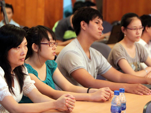 Nhiều thí sinh và phụ huynh tham gia buổi tư vấn trực tuyến về cơ hội trúng tuyển nguyện vọng bổ sung diễn ra tại Báo Thanh Niên - Ảnh: Đào Ngọc Thạch