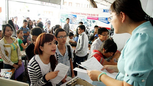 Nhiều thí sinh đến nhận giấy chứng nhận kết quả thi tại Cơ quan đại diện Bộ GD-ĐT ở TP.HCM sáng 20-8 - Ảnh: T.huỳnh