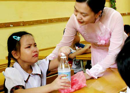 Các học sinh những ngày đầu bước vào lớp 1 thường có nhiều biến động về tâm lý nên rất cần được đặc biệt quan tâm Các học sinh những ngày đầu bước vào lớp 1 thường có nhiều biến động về tâm lý nên rất cần được đặc biệt quan tâm