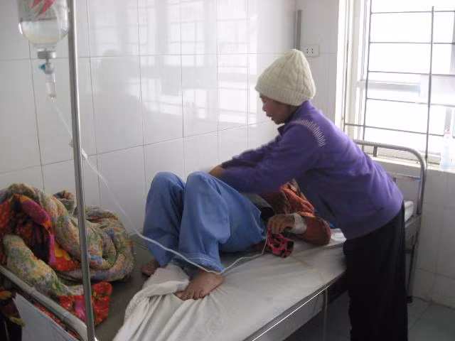 Bà Phương được em dâu chăm sóc tận tình tại BV