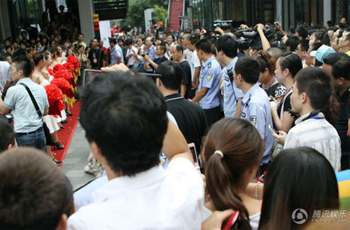 Người dân chen chúc nhìn ngắm Bá Chi