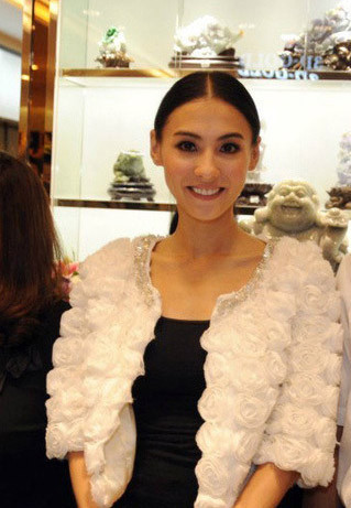 Bá Chi thay 2 bộ cánh trong lần xuất hiện này