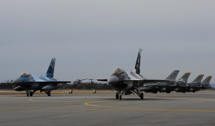 Các tiêm kích F-16 Fighting Falcon của Không quân Mỹ chuẩn bị cho cuộc tập trận RED FLAG-Alaska. Các chiến cơ F-16 Fighting Falcon này là những máy bay đã nhận được quyết định bổ sung vào phi đội tiêm kích tấn công số 35 tại căn cứ không quân Kusan đóng ở Hàn Quốc. Các tiêm kích F-16 Fighting Falcon của Không quân Mỹ chuẩn bị cho cuộc tập trận RED FLAG-Alaska. Các chiến cơ F-16 Fighting Falcon này là những máy bay đã nhận được quyết định bổ sung vào phi đội tiêm kích tấn công số 35 tại căn cứ không quân Kusan đóng ở Hàn Quốc.