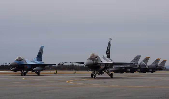 Các tiêm kích F-16 Fighting Falcon của Không quân Mỹ chuẩn bị cho cuộc tập trận RED FLAG-Alaska. Các chiến cơ F-16 Fighting Falcon này là những máy bay đã nhận được quyết định bổ sung vào phi đội tiêm kích tấn công số 35 tại căn cứ không quân Kusan đóng ở Hàn Quốc.