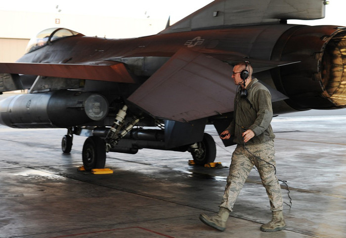 Các tiêm kích F-16 Fighting Falcon của Không quân Mỹ chuẩn bị cho cuộc tập trận RED FLAG-Alaska. Các chiến cơ F-16 Fighting Falcon này là những máy bay đã nhận được quyết định bổ sung vào phi đội tiêm kích tấn công số 35 tại căn cứ không quân Kusan đóng ở Hàn Quốc. Các tiêm kích F-16 Fighting Falcon của Không quân Mỹ chuẩn bị cho cuộc tập trận RED FLAG-Alaska. Các chiến cơ F-16 Fighting Falcon này là những máy bay đã nhận được quyết định bổ sung vào phi đội tiêm kích tấn công số 35 tại căn cứ không quân Kusan đóng ở Hàn Quốc.