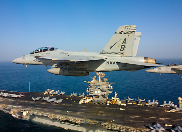 Các tiêm kích F/A-18 Super Hornet bay trên tàu sân bay USS Enterprise (CVN 65) tại vùng biển Ả rập. Các tiêm kích F/A-18 Super Hornet bay trên tàu sân bay USS Enterprise (CVN 65) tại vùng biển Ả rập.