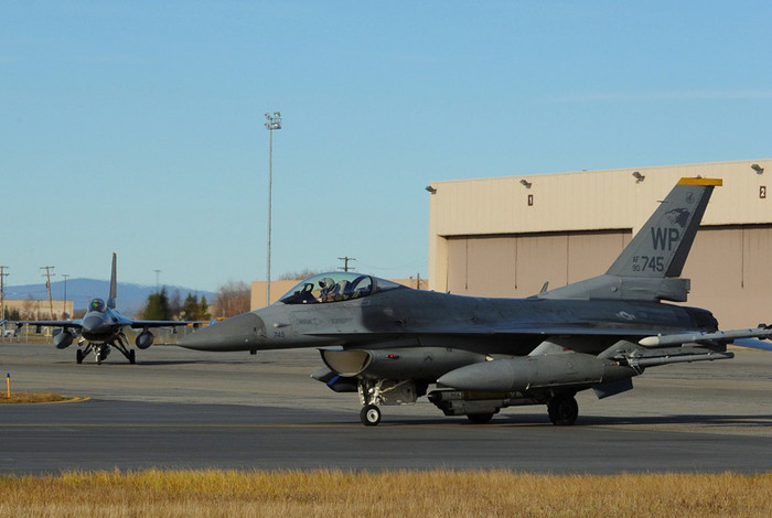 Các tiêm kích F-16 Fighting Falcon của Không quân Mỹ chuẩn bị cho cuộc tập trận RED FLAG-Alaska. Các chiến cơ F-16 Fighting Falcon này là những máy bay đã nhận được quyết định bổ sung vào phi đội tiêm kích tấn công số 35 tại căn cứ không quân Kusan đóng ở Hàn Quốc. Các tiêm kích F-16 Fighting Falcon của Không quân Mỹ chuẩn bị cho cuộc tập trận RED FLAG-Alaska. Các chiến cơ F-16 Fighting Falcon này là những máy bay đã nhận được quyết định bổ sung vào phi đội tiêm kích tấn công số 35 tại căn cứ không quân Kusan đóng ở Hàn Quốc.