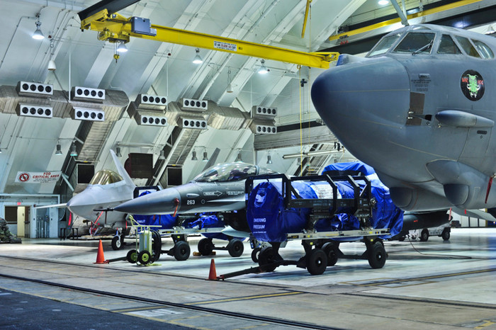 Một cơn bão lớn bất chợt đổ bộ vào đảo Guam khiến các máy bay F-22, B-52H và F-16 phải "chạy trốn" và ở chung trong một nhà chứa máy bay. Một cơn bão lớn bất chợt đổ bộ vào đảo Guam khiến các máy bay F-22, B-52H và F-16 phải "chạy trốn" và ở chung trong một nhà chứa máy bay.