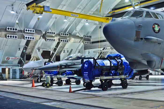 Một cơn bão lớn bất chợt đổ bộ vào đảo Guam khiến các máy bay F-22, B-52H và F-16 phải "chạy trốn" và ở chung trong một nhà chứa máy bay.