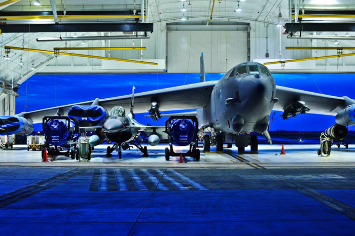 Một cơn bão lớn bất chợt đổ bộ vào đảo Guam khiến các máy bay F-22, B-52H và F-16 phải "chạy trốn" và ở chung trong một nhà chứa máy bay. Một cơn bão lớn bất chợt đổ bộ vào đảo Guam khiến các máy bay F-22, B-52H và F-16 phải "chạy trốn" và ở chung trong một nhà chứa máy bay.