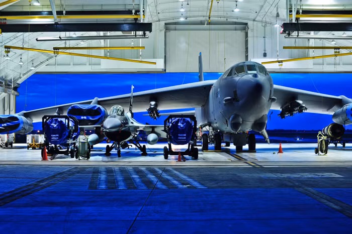 Một cơn bão lớn bất chợt đổ bộ vào đảo Guam khiến các máy bay F-22, B-52H và F-16 phải "chạy trốn" và ở chung trong một nhà chứa máy bay.