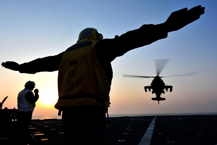 Trực thăng tấn công AH-64 Apache Longbow chuẩn bị hạ cánh trên tàu đổ bộ USS Gunston Hall tại vùng biển Ả rập. Trực thăng tấn công AH-64 Apache Longbow chuẩn bị hạ cánh trên tàu đổ bộ USS Gunston Hall tại vùng biển Ả rập.