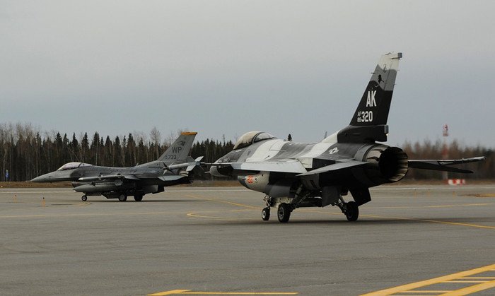 Các tiêm kích F-16 Fighting Falcon của Không quân Mỹ chuẩn bị cho cuộc tập trận RED FLAG-Alaska. Các chiến cơ F-16 Fighting Falcon này là những máy bay đã nhận được quyết định bổ sung vào phi đội tiêm kích tấn công số 35 tại căn cứ không quân Kusan đóng ở Hàn Quốc. Các tiêm kích F-16 Fighting Falcon của Không quân Mỹ chuẩn bị cho cuộc tập trận RED FLAG-Alaska. Các chiến cơ F-16 Fighting Falcon này là những máy bay đã nhận được quyết định bổ sung vào phi đội tiêm kích tấn công số 35 tại căn cứ không quân Kusan đóng ở Hàn Quốc.