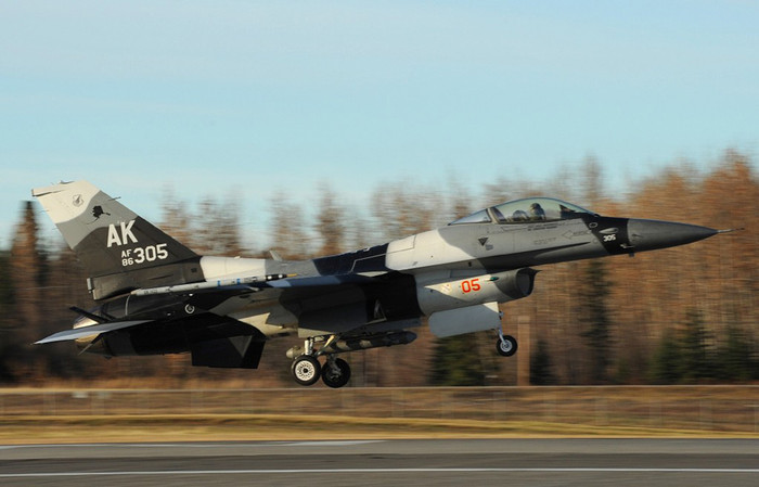 Các tiêm kích F-16 Fighting Falcon của Không quân Mỹ chuẩn bị cho cuộc tập trận RED FLAG-Alaska. Các chiến cơ F-16 Fighting Falcon này là những máy bay đã nhận được quyết định bổ sung vào phi đội tiêm kích tấn công số 35 tại căn cứ không quân Kusan đóng ở Hàn Quốc. Các tiêm kích F-16 Fighting Falcon của Không quân Mỹ chuẩn bị cho cuộc tập trận RED FLAG-Alaska. Các chiến cơ F-16 Fighting Falcon này là những máy bay đã nhận được quyết định bổ sung vào phi đội tiêm kích tấn công số 35 tại căn cứ không quân Kusan đóng ở Hàn Quốc.