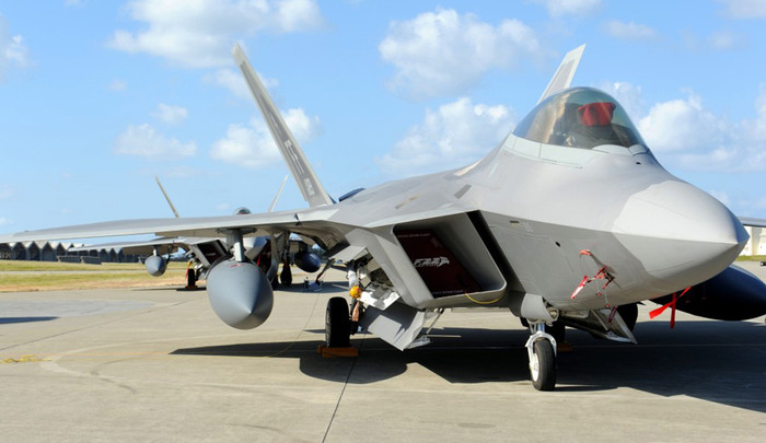 Siêu tàng hình cơ F-22 Raptor thuộc Phi đội máy bay chiến đấu 27 tại căn cứ Không quân Kadena, Nhật Bản. Siêu tàng hình cơ F-22 Raptor thuộc Phi đội máy bay chiến đấu 27 tại căn cứ Không quân Kadena, Nhật Bản.