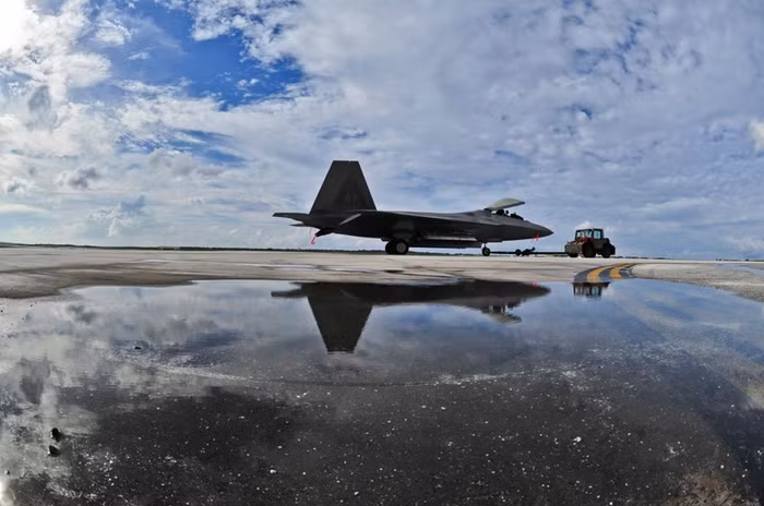 Một cơn bão lớn bất chợt đổ bộ vào đảo Guam khiến các máy bay F-22, B-52H và F-16 phải "chạy trốn" và ở chung trong một nhà chứa máy bay.