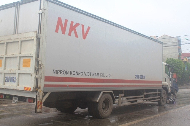 Bị chiếc xe tải kéo lê, chị Chung đã bị thương nặng, một bên đùi trái của chị đã bị xe cán nát. Sau khi vụ tai nạn xảy ra, chị Chung đã được người dân đưa đi cấp cứu tại BV Khu vực Đa Khoa Phúc Yên. Hiện nạn nhân đã được chuyển xuống BV Việt Đức (Hà Nội) để điều trị trong tình trạng nguy kịch. Bị chiếc xe tải kéo lê, chị Chung đã bị thương nặng, một bên đùi trái của chị đã bị xe cán nát. Sau khi vụ tai nạn xảy ra, chị Chung đã được người dân đưa đi cấp cứu tại BV Khu vực Đa Khoa Phúc Yên. Hiện nạn nhân đã được chuyển xuống BV Việt Đức (Hà Nội) để điều trị trong tình trạng nguy kịch.