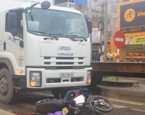 Chiếc xe tải mang BKS: 29LD -006.26 và chiếc xe máy BKS: 31 -126-S4 đi cùng chiều với nhau. Khi tới ngã tư đường Hai Bà Trưng – Lạc Long Quân chiếc xe máy bất ngờ rẽ trái nên bị chiếc xe tải tông vào sau và kéo lê khoảng gần 10m. Chiếc xe tải mang BKS: 29LD -006.26 và chiếc xe máy BKS: 31 -126-S4 đi cùng chiều với nhau. Khi tới ngã tư đường Hai Bà Trưng – Lạc Long Quân chiếc xe máy bất ngờ rẽ trái nên bị chiếc xe tải tông vào sau và kéo lê khoảng gần 10m.