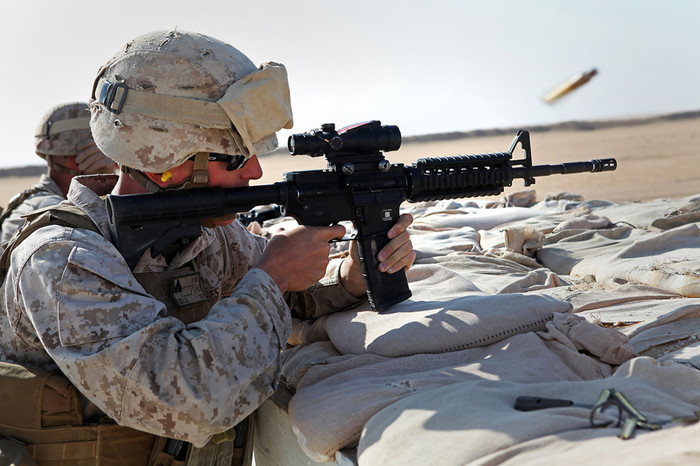 Binh sĩ của đơn vị quân viễn chinh 24 huấn luyện bắn tại Udairi , Kuwait.