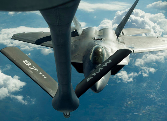 F-22 Raptors từ căn cứ không quân Tyndall, bang Florida bay theo đội hình phía sau chở dầu KC-135 từ căn cứ Không quân Altus, Okla sau khi tiếp nhiên liệu trên không trong tuần lễ không quân.