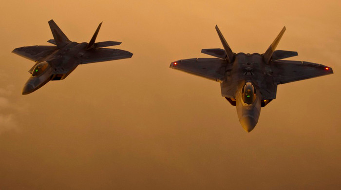 F-22 Raptors từ căn cứ không quân Tyndall, bang Florida bay theo đội hình phía sau chở dầu KC-135 từ căn cứ Không quân Altus, Okla sau khi tiếp nhiên liệu trên không trong tuần lễ không quân.