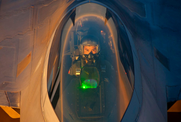 F-22 Raptors từ căn cứ không quân Tyndall, bang Florida bay theo đội hình phía sau chở dầu KC-135 từ căn cứ Không quân Altus, Okla sau khi tiếp nhiên liệu trên không trong tuần lễ không quân.