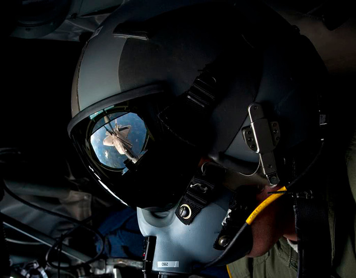 F-22 Raptors từ căn cứ không quân Tyndall, bang Florida bay theo đội hình phía sau chở dầu KC-135 từ căn cứ Không quân Altus, Okla sau khi tiếp nhiên liệu trên không trong tuần lễ không quân.