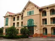 Ngôi nhà có giá trị hàng chục tỷ đồng hiện đang bỏ hoang. Ngôi nhà có giá trị hàng chục tỷ đồng hiện đang bỏ hoang.