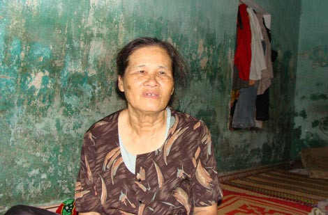 Bà Nở trong ngôi nhà bí ẩn của mình. Bà Nở trong ngôi nhà bí ẩn của mình.