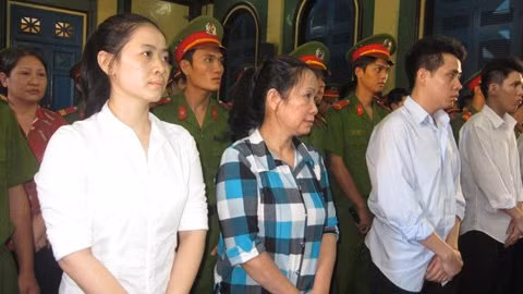 Lê Thị Thu Thảo (áo trắng) cùng đồng bọn đứng nghe tuyên án