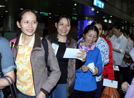 Người lao động phấn khởi khi về nước an toàn. Ảnh: Quý Trung - TTXVN Người lao động phấn khởi khi về nước an toàn. Ảnh: Quý Trung - TTXVN