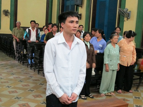 Bị cáo khai ngủ gục do làm việc quá sức, lái xe liên tục trong nhiều ngày. Ảnh: Phạm Dũng