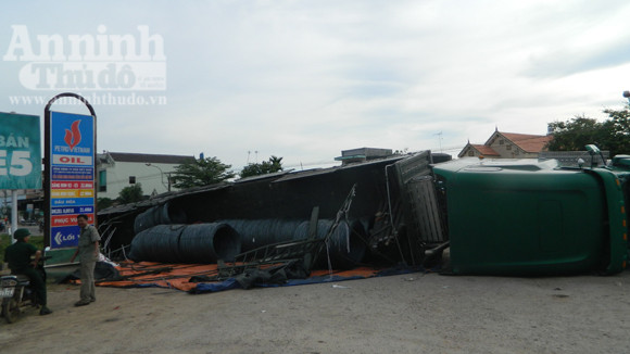 Hiện trường xe lật trước cửa hàng xăng Hiện trường xe lật trước cửa hàng xăng