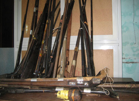 Ở miền Tây xứ Nghệ, đồng bào dân tộc tự chế tạo ra súng để đi săn. Đã có hàng chục người bị chết vì bị bắn nhầm. Ảnh: N.K