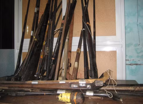 Ở miền Tây xứ Nghệ, đồng bào dân tộc tự chế tạo ra súng để đi săn. Đã có hàng chục người bị chết vì bị bắn nhầm. Ảnh: N.K