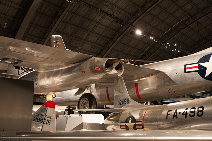 Phản lực cơ B-45 trang bị 2 súng máy Browning M3 12,7 mm và có khả năng mang 10.000 kg bom. Phản lực cơ B-45 trang bị 2 súng máy Browning M3 12,7 mm và có khả năng mang 10.000 kg bom.