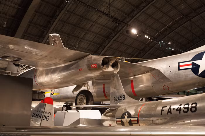 Phản lực cơ B-45 trang bị 2 súng máy Browning M3 12,7 mm và có khả năng mang 10.000 kg bom.