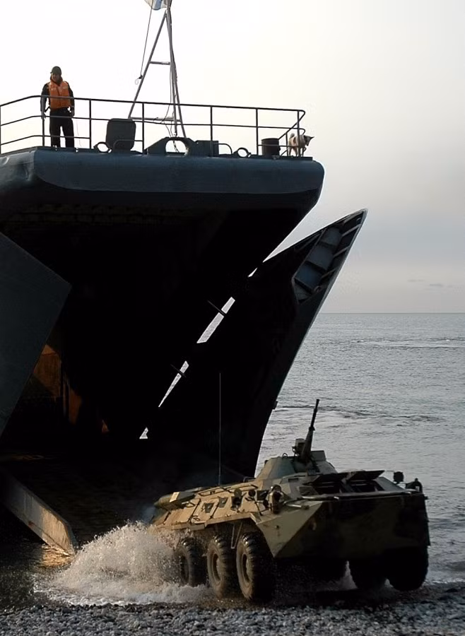 Xe bọc thép thực hiện đổ bộ từ chiến hạm Peresvet dự án 775 М.