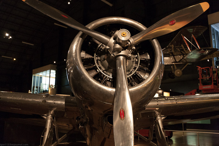 So với các loại cùng thời như Hawker Hurricane và Messerschmitt Bf 109, thì đây là loại máy bay một tầng cánh, buồng lái kín, càng đáp thu vào được và làm hoàn toàn bằng kim loại. So với các loại cùng thời như Hawker Hurricane và Messerschmitt Bf 109, thì đây là loại máy bay một tầng cánh, buồng lái kín, càng đáp thu vào được và làm hoàn toàn bằng kim loại.