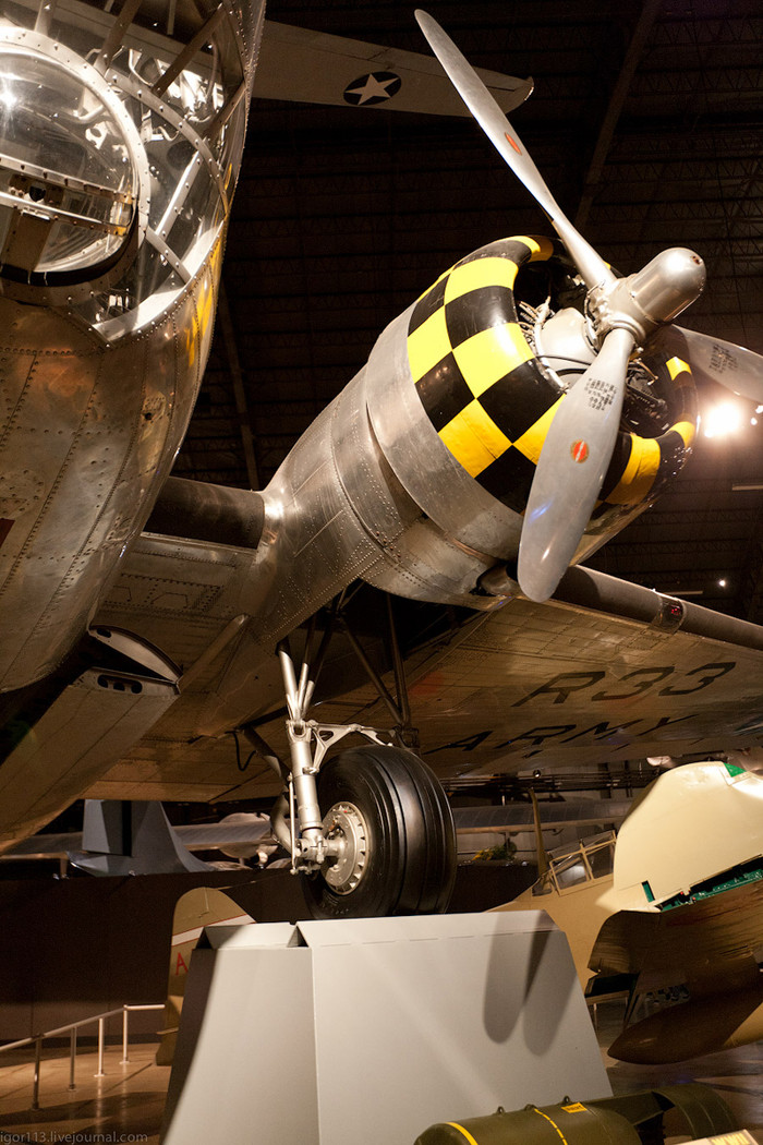 Bolo có chiều dài 17,6 m, sải cánh 27,3 m, trọng lượng cất cánh tối đa 12.600 kg. Máy bay trang bị 2 động cơ Wright R-1820-53 bố trí hình tròn làm mát bằng không khí, công suất 1.000 mã lực mỗi động cơ cho phép nó đạt tốc độ 346 km/h, tầm hoạt động 3.400 km và trần bay 7.280 km. Bolo có chiều dài 17,6 m, sải cánh 27,3 m, trọng lượng cất cánh tối đa 12.600 kg. Máy bay trang bị 2 động cơ Wright R-1820-53 bố trí hình tròn làm mát bằng không khí, công suất 1.000 mã lực mỗi động cơ cho phép nó đạt tốc độ 346 km/h, tầm hoạt động 3.400 km và trần bay 7.280 km.