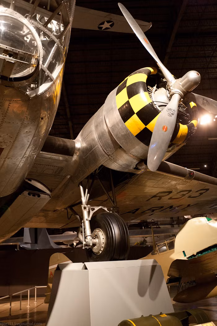 Bolo có chiều dài 17,6 m, sải cánh 27,3 m, trọng lượng cất cánh tối đa 12.600 kg. Máy bay trang bị 2 động cơ Wright R-1820-53 bố trí hình tròn làm mát bằng không khí, công suất 1.000 mã lực mỗi động cơ cho phép nó đạt tốc độ 346 km/h, tầm hoạt động 3.400 km và trần bay 7.280 km.