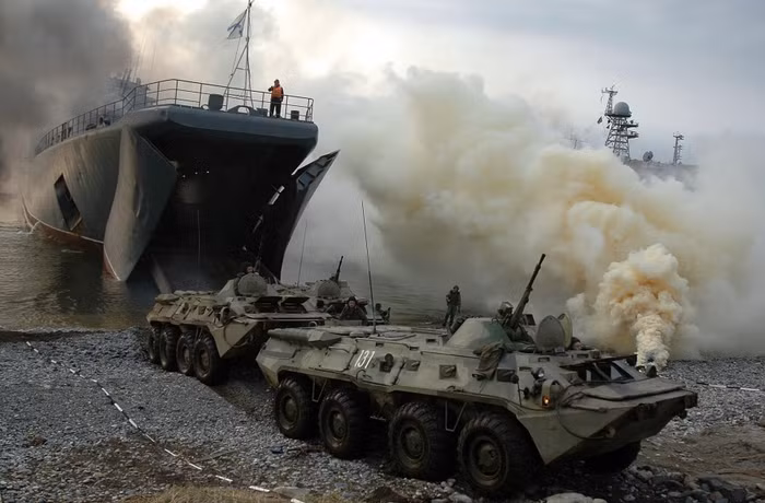 Xe bọc thép thực hiện đổ bộ từ chiến hạm Peresvet dự án 775 М.