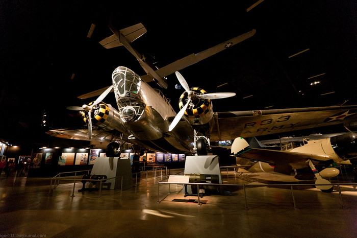 Douglas B-18 Bolo là một máy bay ném bom của Không lực Lục quân Hoa Kỳ và Không quân Hoàng gia Canada vào cuối những năm 1930 và đầu những năm 1940. Douglas B-18 Bolo là một máy bay ném bom của Không lực Lục quân Hoa Kỳ và Không quân Hoàng gia Canada vào cuối những năm 1930 và đầu những năm 1940.